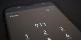 Smartphone screen displaying a dialing pad with number 911.