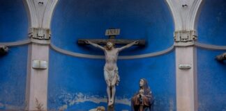 Sculptural depiction of the crucifixion with figures of Mary and John